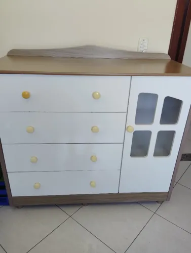 Cômoda infantil bem espaçosa 