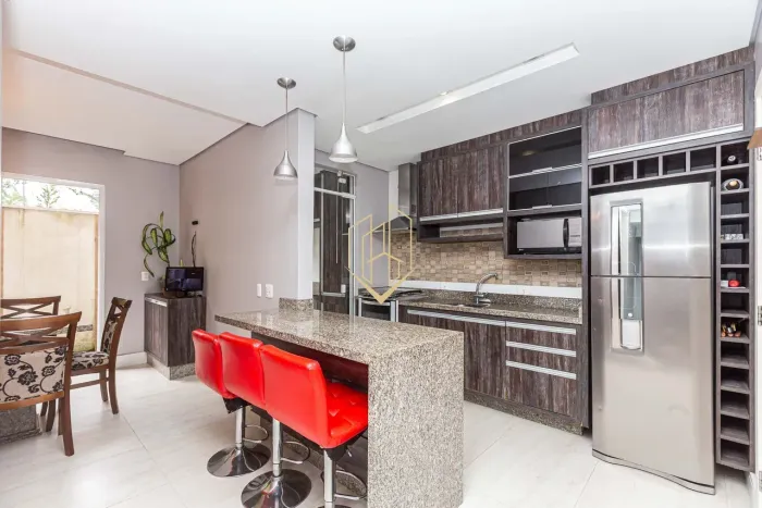 Sobrado com 3 quartos e 5 vagas