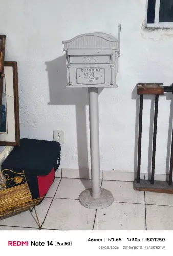 Caixa de correio com pé em ferro