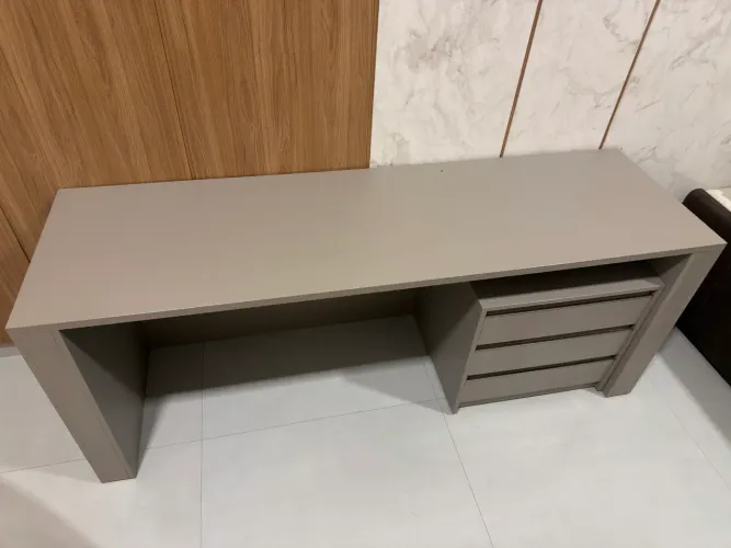 Mesa de escritório com gaveteiro