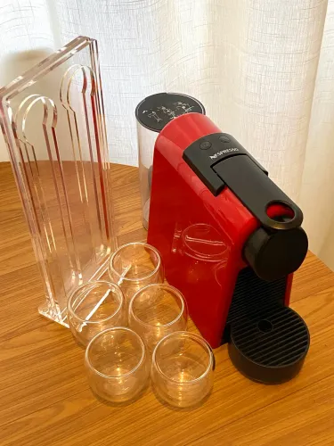Nespresso Essenza mini vermelha 110v