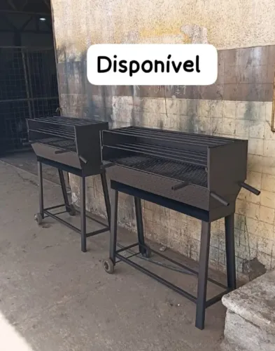 Churrasqueiras de chapa de ferro para assar espetinho e fazer um churrasco em família.