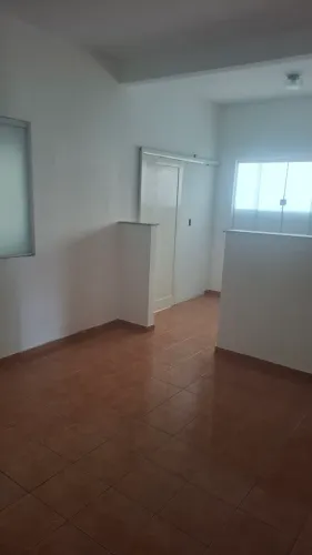 Alugo casa para fins comerciais