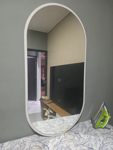 Espelho com moldura oval