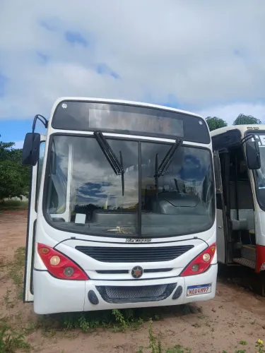 Onibus marcopolo e duas kombis