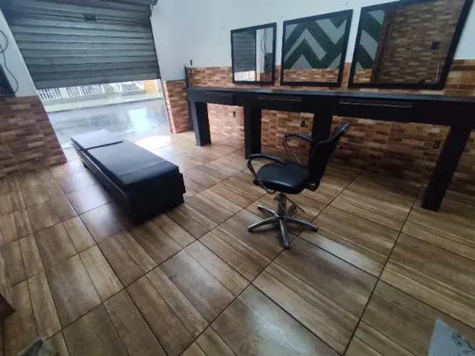Bancada com 3 gavetas, cadeira de barbeiro, banco de espera, e 3 espelhos