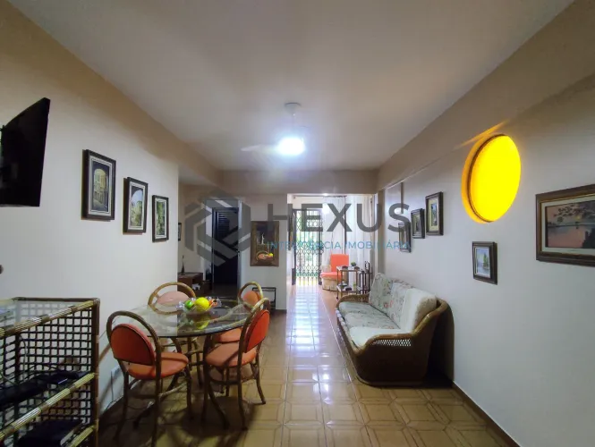 Apartamento frente rua com varanda e vista livre na Praia da Enseada, Guaruja