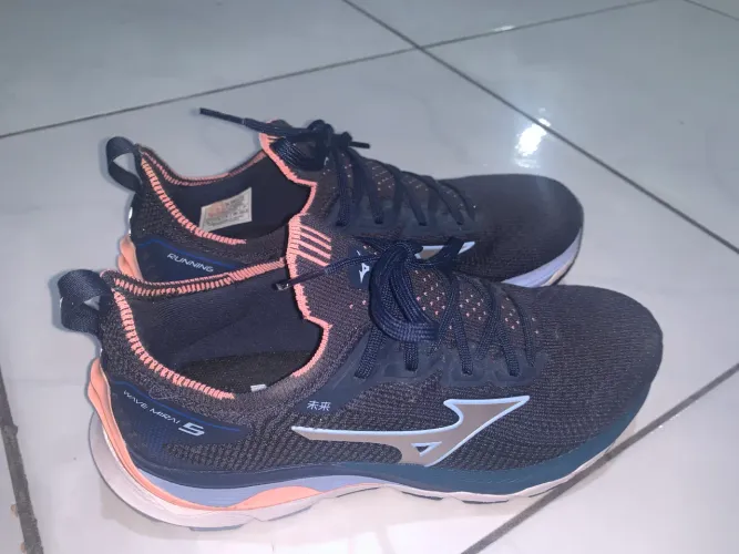 Tênis de corrida Mizuno, original e utilizado poucas vezes