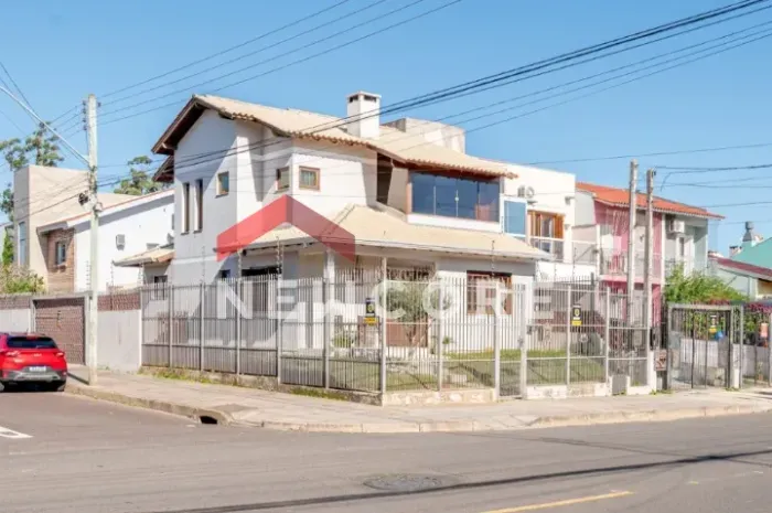 Casa em Rua Heitor Kramer - Guarujá - Porto Alegre/RS