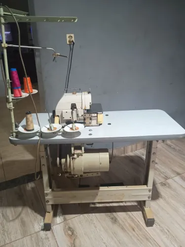 Máquina de costura reta 