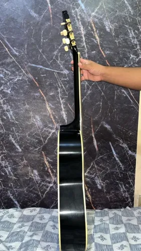 vendo violão, só tem as 3 cordas mas está tudo certinho nele tudo ok tirando as cordas