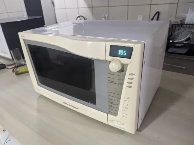 Microondas Brastemp Grill 36L funcionando perfeitamente.