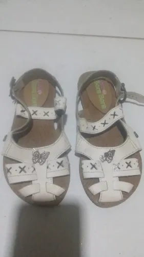 SANDALIA EM COURO SINTETICO, N° 33, COR BRANCA, MARCA BORA BORA, R$ 5,00 (cada)