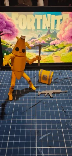 Boneco Articulado Peely Fortnite + Kit Armas E Baú Em ABS