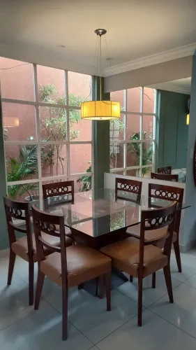 Linda mesa com 6 cadeiras e tampo de vidro + lustre