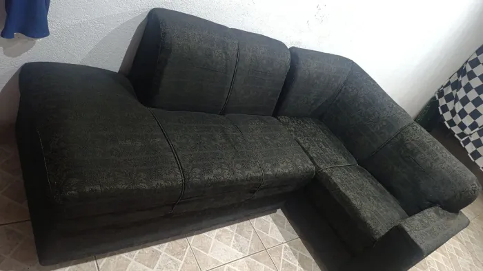 O sofá dá para usar junto em L ou dá para separar e usar como três lugares