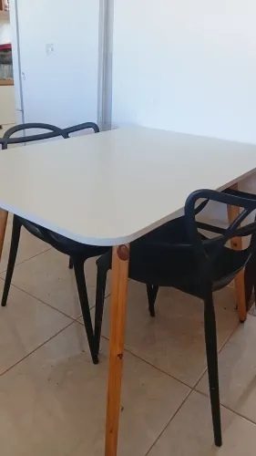 Vendo mesa com as cadeiras