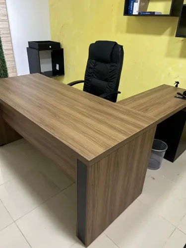 Vende-se mesa MARANELLO em L para escritório.