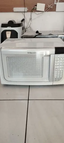 Microondas Electrolux 31 litros semi-novo com garantia de 90 dias.