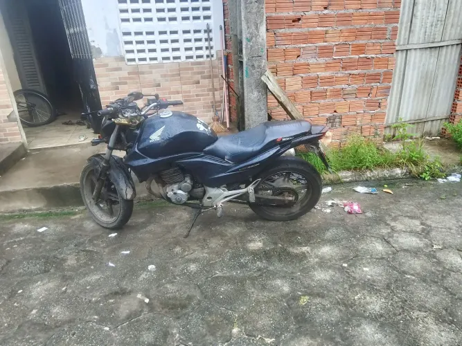 CB 300 no precinho chama