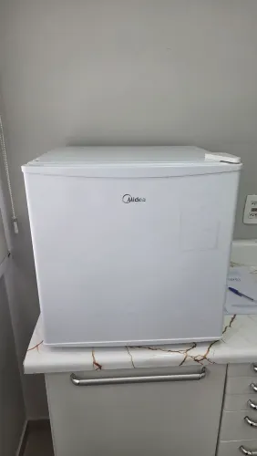 Frigobar Midea 220v