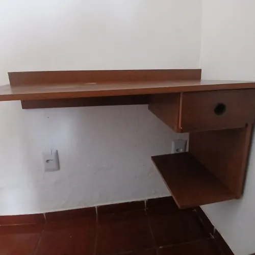 Escrivaninha suspensa com 1 gaveta