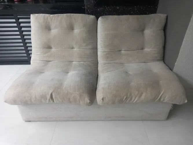 Sofá de 2 lugares.