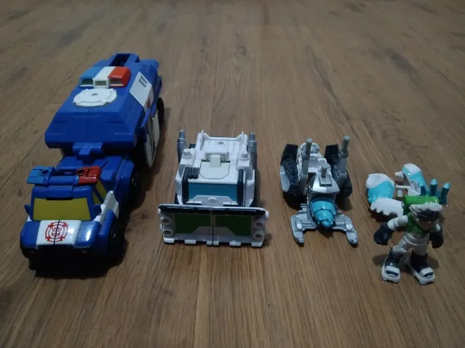 Carrinhos transformers + robô/escavadeira de brinquedo