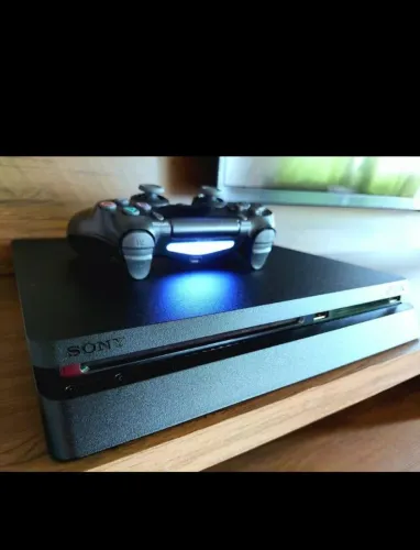 PS4 + Controles e Jogos, Completo e Funcionando Perfeitamente- em um Ótimo Estado.