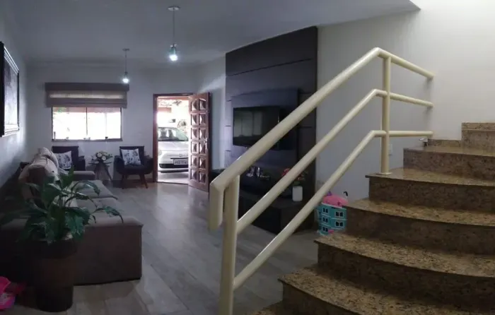 Lindo Sobrado com Sacada e Área Gourmet! com 3 dormitórios à venda, 140 m² por R$ 460.000