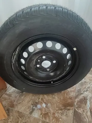 Roda de ferro com o pneu