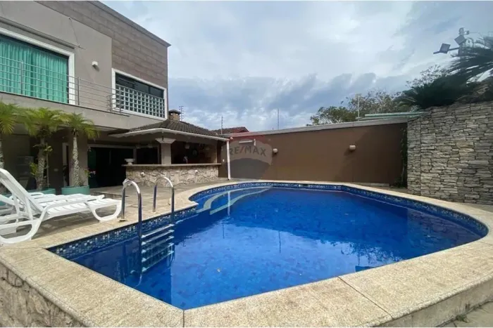 Casa com piscina para comprar no Jardim Guaiuba, Guarujá!