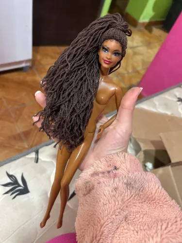 Barbie collector model Muse brokillin