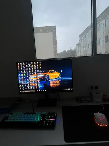Monitor, mouse, teclado, mouse pad e mesa