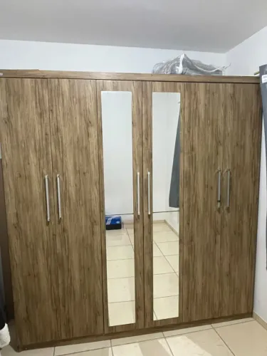 VENDE - SE GUARDA ROUPA 6 PORTAS COM ESPELHO