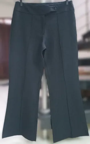 Calça com recorte linha frontal tam G Preta Social Usada
