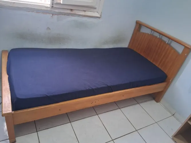 Cama de solteirão.De madeira, está com um defeito no pé. Mais fácil de consertar.