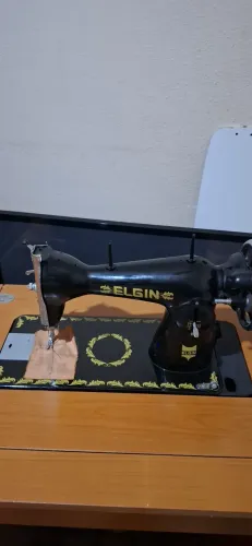 Maquina de Costura Elgin Clássica com Pedal