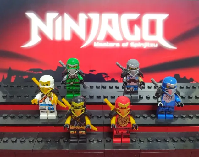 Bonecos e Miniaturas Mestres Spinjitzu- Ninjago (blocos de montar tipo LEGO)