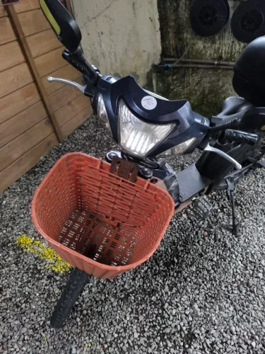 Bicicleta elétrica com capacete 