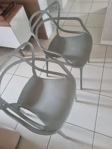 DUAS CADEIRAS NOVAS PARA QUALQUER AMBIENTE , 80 REAIS CADA UMA