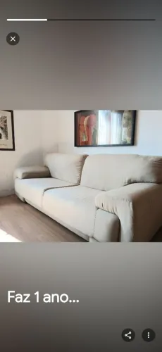 Sofá confortável em tecido bege