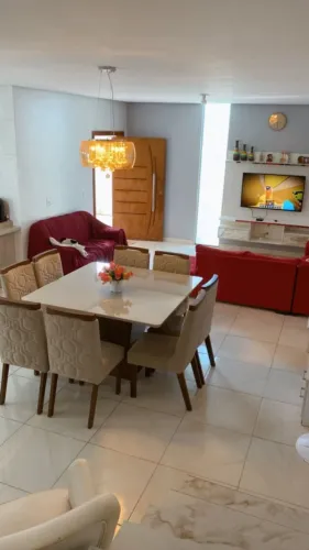 SOBRADO 227 m2 - 4 quartos (duas suítes) - com 15 Placas Solares