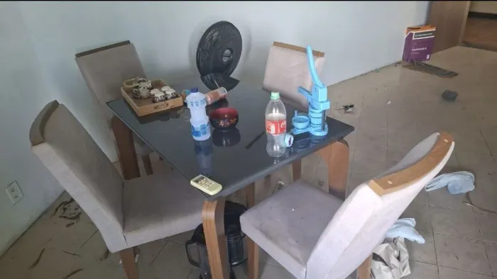 VENDO MESA COM 4 CADEIRAS