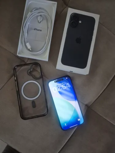 IPhone 16 com capinha original e cabo