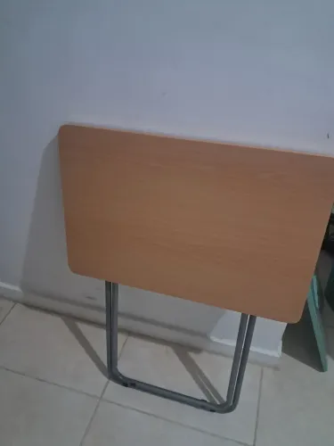 Mesa dobravel (tampo de madeira e ferro)excelente estado