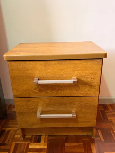 Vende-se mesa de cabeceira