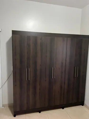 Vendo guarda roupa em ótimo estado de conservação. 