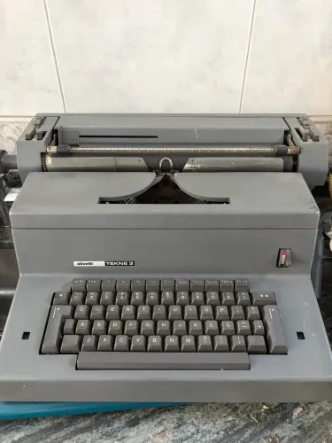 Máquina de escrever Olivetti modelo Tekne 3