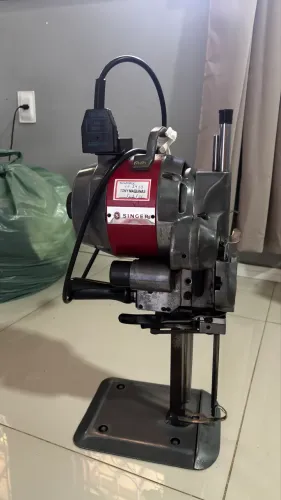Máquina de cortar tecido SINGER (8 polegadas)